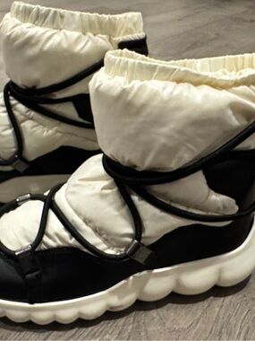 Moncler Cream and Black snow boots